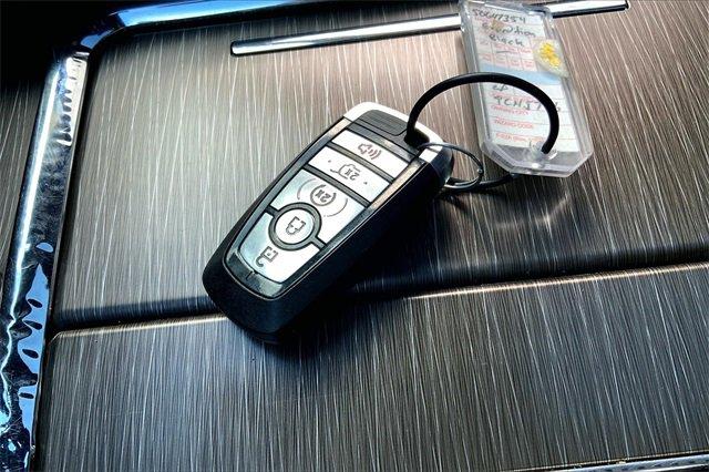 2022 Ford Expedition Vehicle Photo in TOPEKA, KS 66609-0000