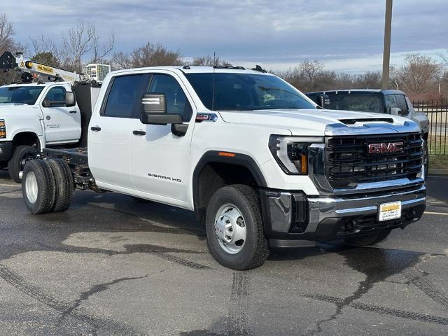 2025 GMC Sierra 3500 HD Chassis Cab Vehicle Photo in COLUMBIA, MO 65203-3903