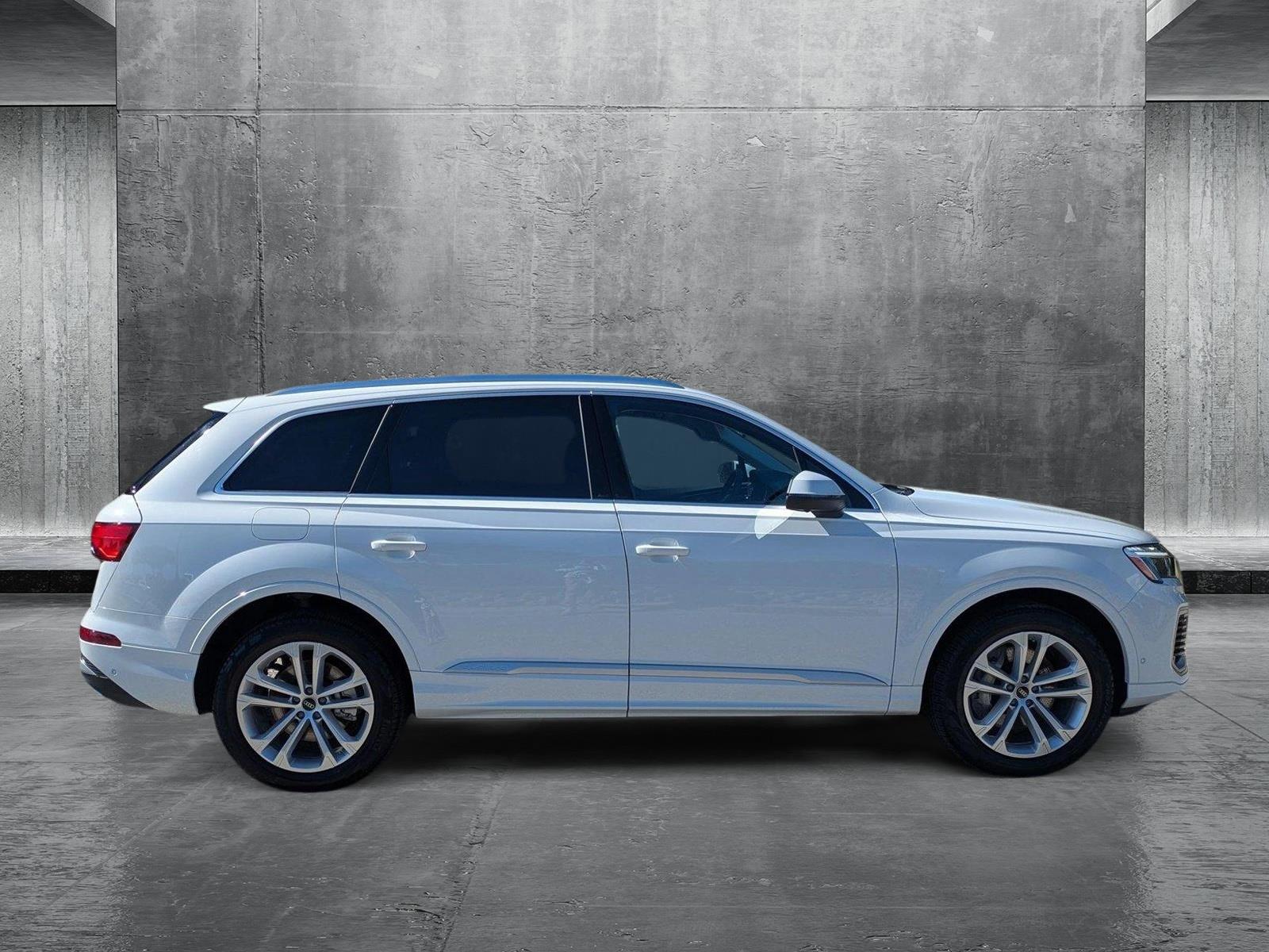 2025 Audi Q7 Vehicle Photo in Sarasota, FL 34231