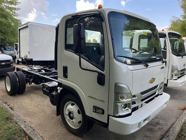 2025 Chevrolet Low Cab Forward 4500 Vehicle Photo in ALCOA, TN 37701-3235