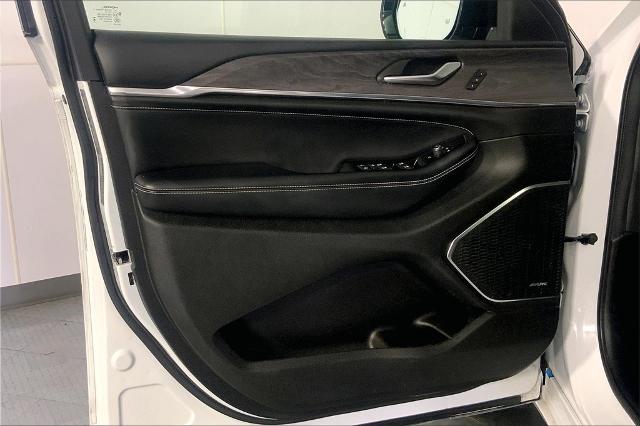 2023 Jeep Grand Cherokee L Vehicle Photo in Lees Summit, MO 64086