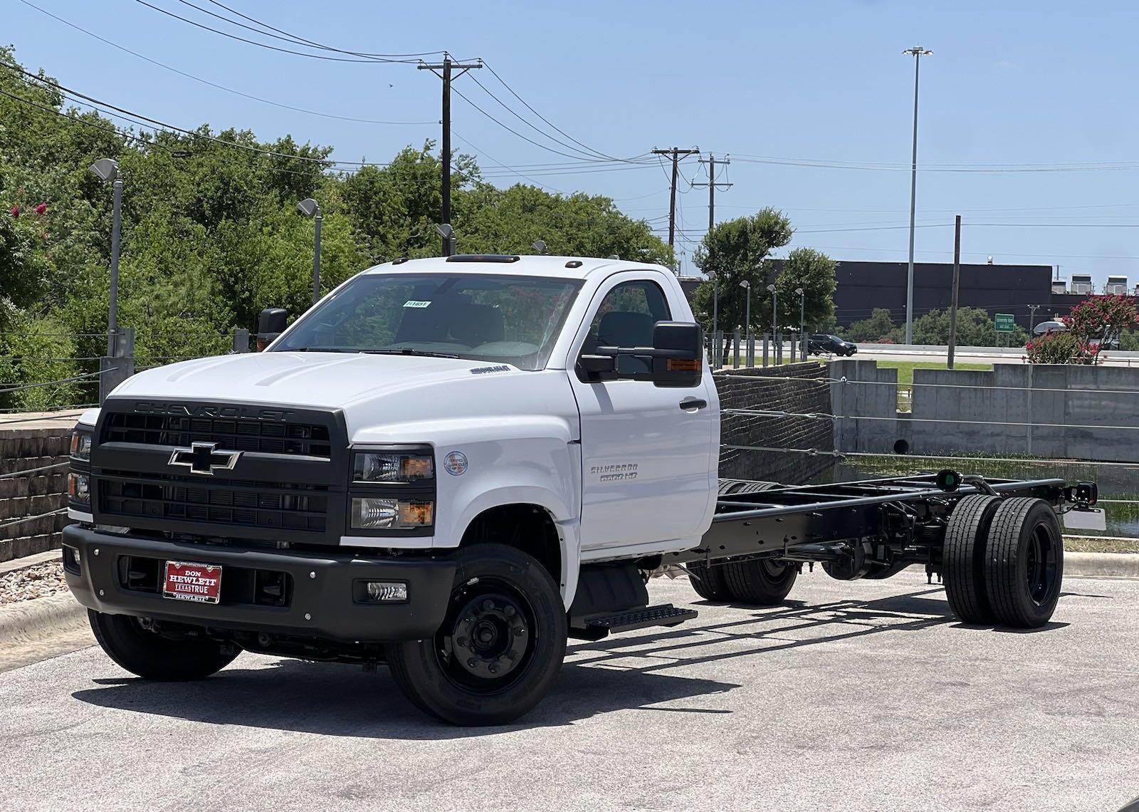2024 Chevrolet Silverado 6500 HD Vehicle Photo in GEORGETOWN, TX 78626-7508