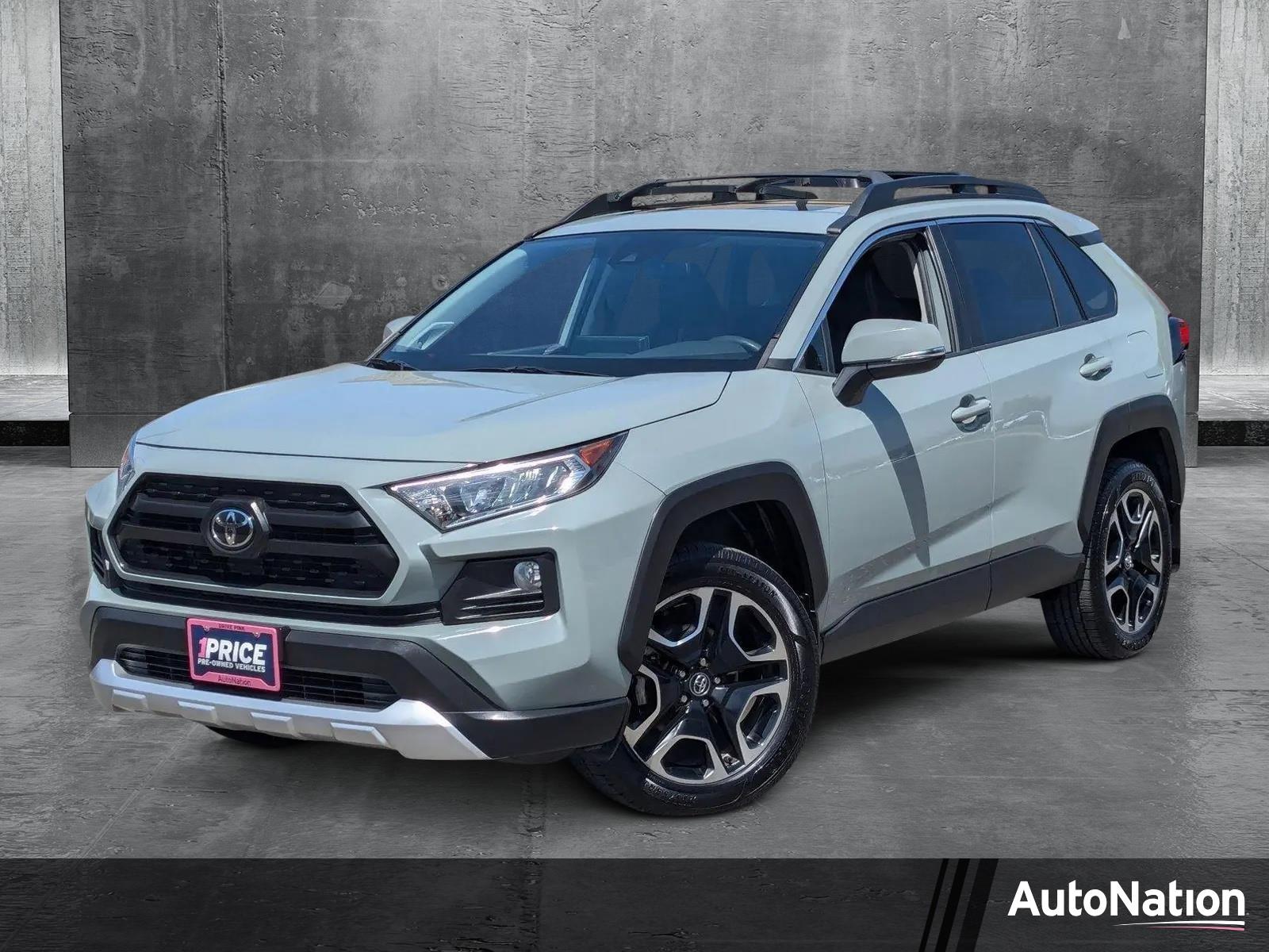 2019 Toyota RAV4 Vehicle Photo in Valencia, CA 91355