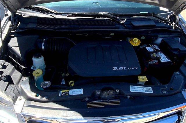 2016 Chrysler Town & Country Vehicle Photo in TOPEKA, KS 66609-0000