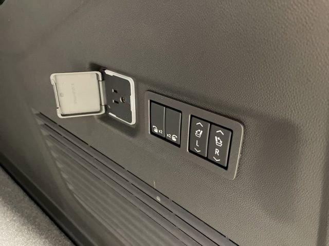 2025 Chevrolet Suburban Vehicle Photo in PHOENIX, AZ 85014-3381