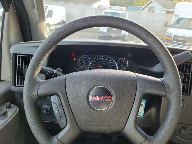 2024 GMC Savana Cutaway 3500 Vehicle Photo in DANBURY, CT 06810-5034