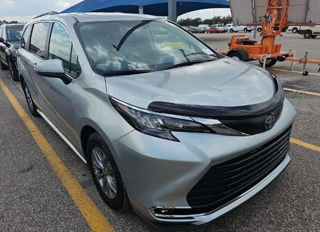 2024 Toyota Sienna Vehicle Photo in San Antonio, TX 78230