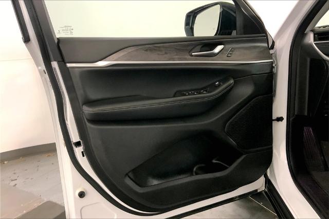 2023 Jeep Grand Cherokee Vehicle Photo in Kansas City, MO 64114