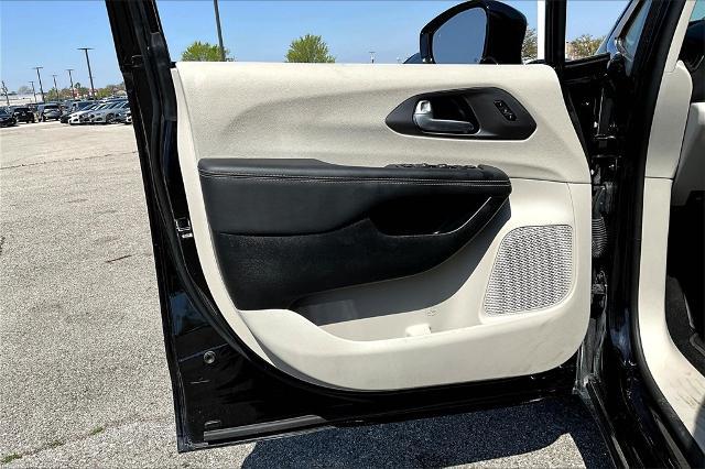 2024 Chrysler Pacifica Vehicle Photo in Tulsa, OK 74145