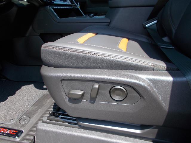 2025 GMC Sierra 2500 HD Vehicle Photo in LOWELL, MA 01852-4336