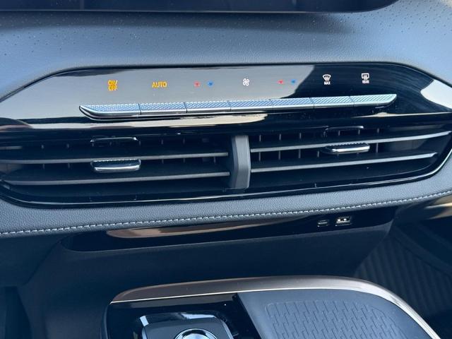 2025 Buick Enclave Vehicle Photo in COLUMBIA, MO 65203-3903