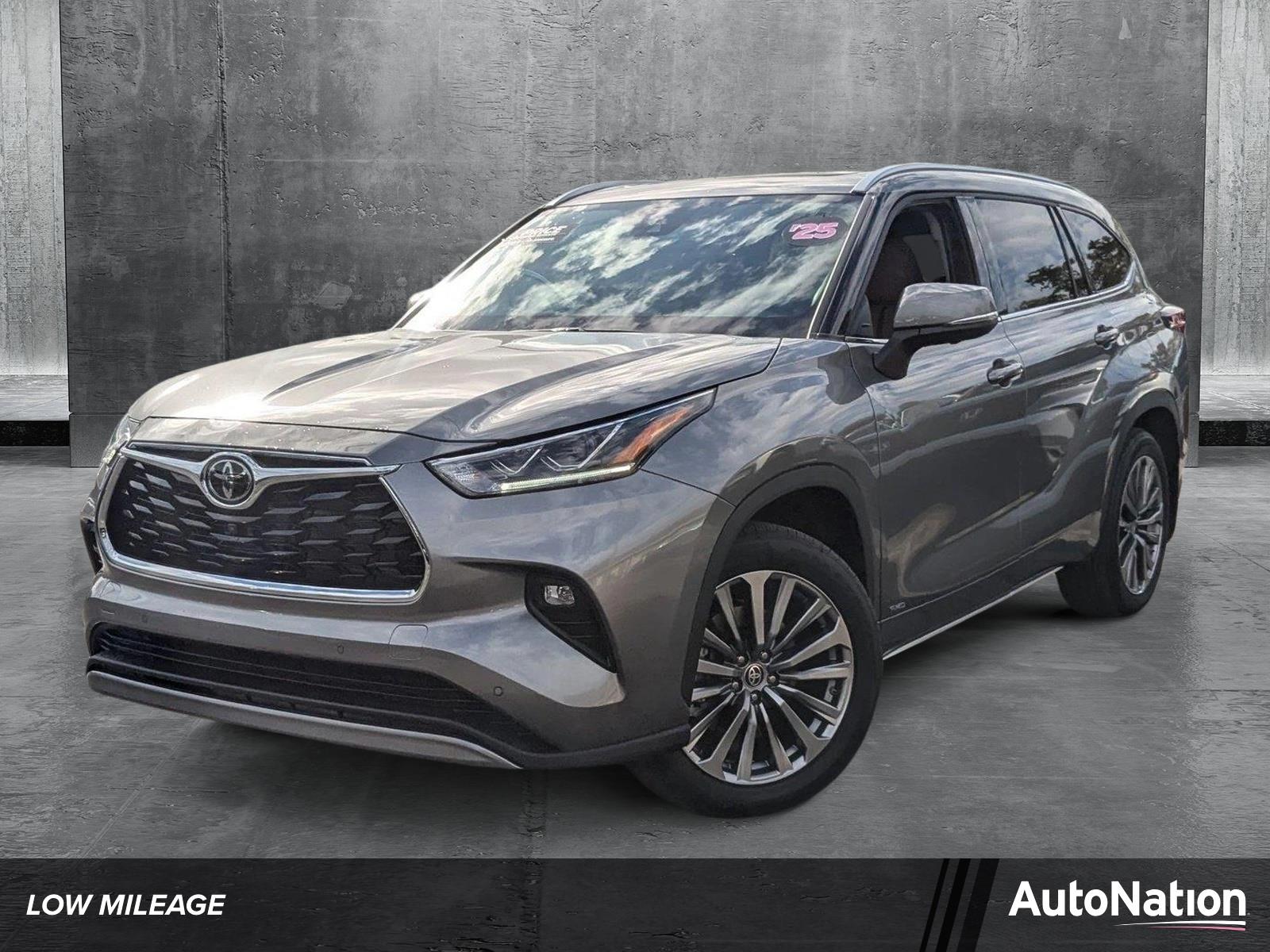 2025 Toyota Highlander Vehicle Photo in MIAMI, FL 33134-2699