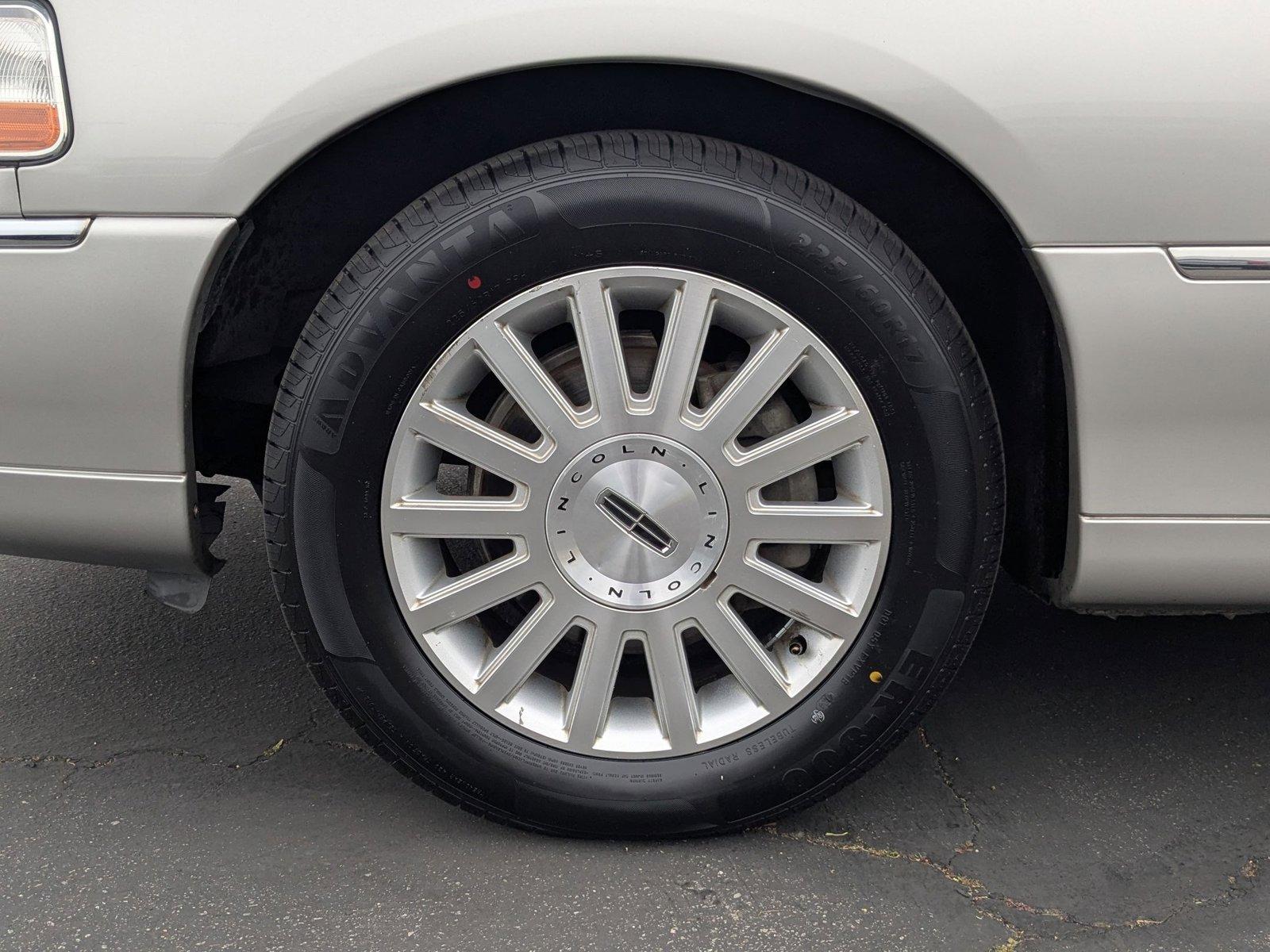 2003 Lincoln Town Car Vehicle Photo in VALENCIA, CA 91355-1705
