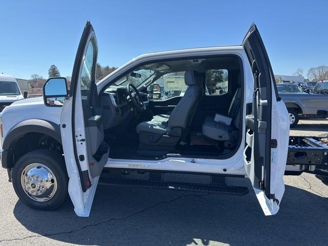 2025 Ford Super Duty F-450 DRW Vehicle Photo in Webster, MA 01570-1415