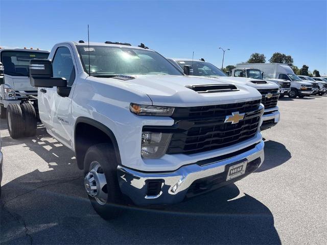 2024 Chevrolet Silverado 3500 HD Chassis Cab Vehicle Photo in ALCOA, TN 37701-3235