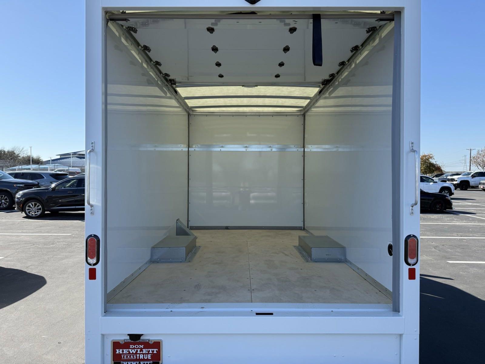 2024 Chevrolet Express Cutaway 3500 Vehicle Photo in GEORGETOWN, TX 78626-7508