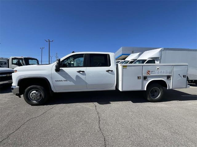 2024 Chevrolet Silverado 3500 HD Chassis Cab Vehicle Photo in ALCOA, TN 37701-3235