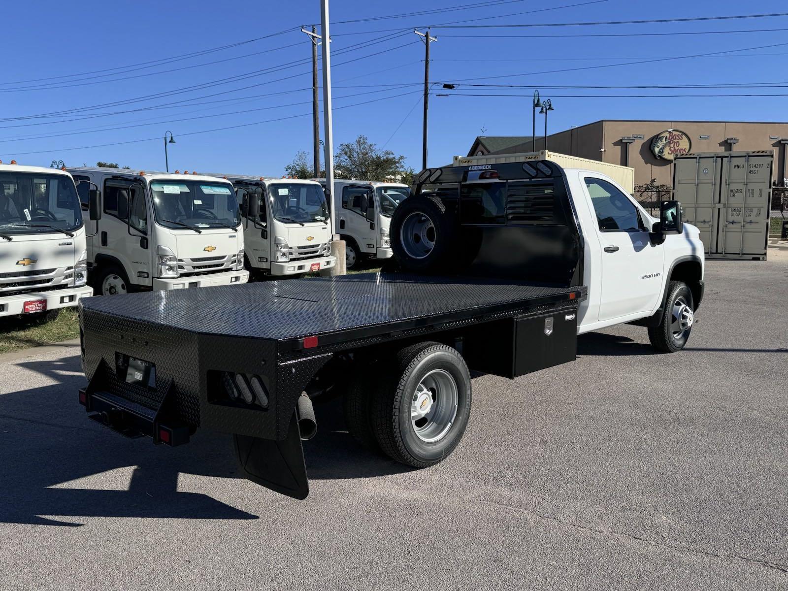 2025 Chevrolet Silverado 3500 HD Chassis Cab Vehicle Photo in GEORGETOWN, TX 78626-7508