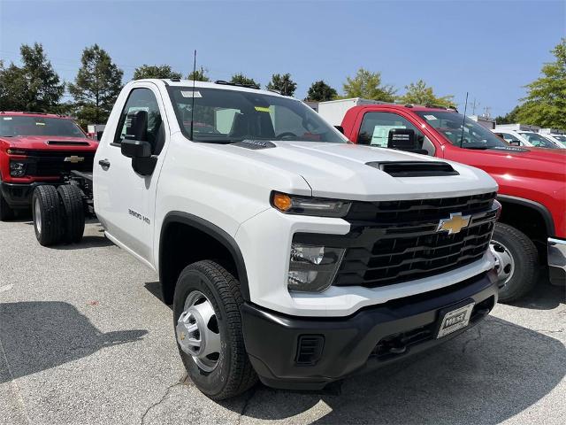 2024 Chevrolet Silverado 3500 HD Chassis Cab Vehicle Photo in ALCOA, TN 37701-3235