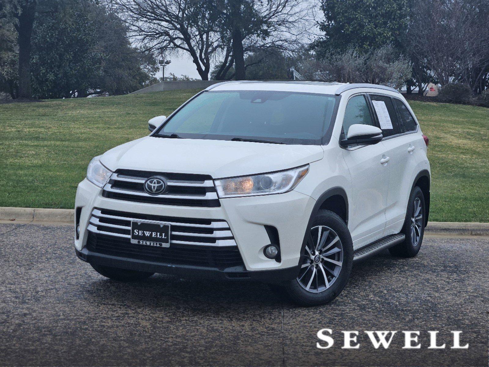 2017 Toyota Highlander Vehicle Photo in FORT WORTH, TX 76132