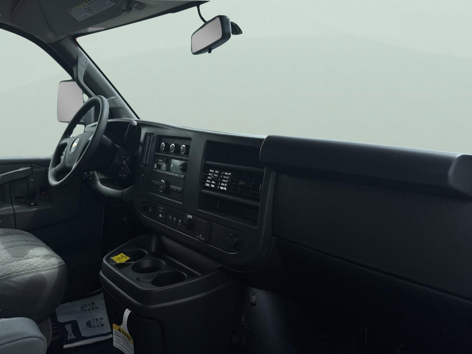 2025 Chevrolet Express Cutaway 3500 Vehicle Photo in GEORGETOWN, TX 78626-7508