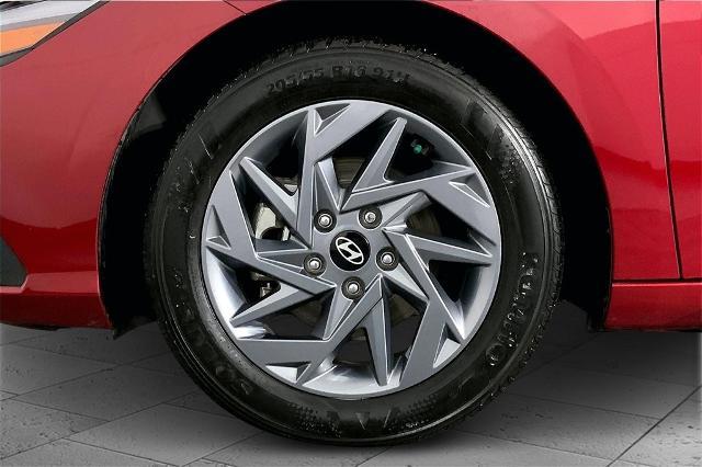 2024 Hyundai ELANTRA Vehicle Photo in Lees Summit, MO 64086