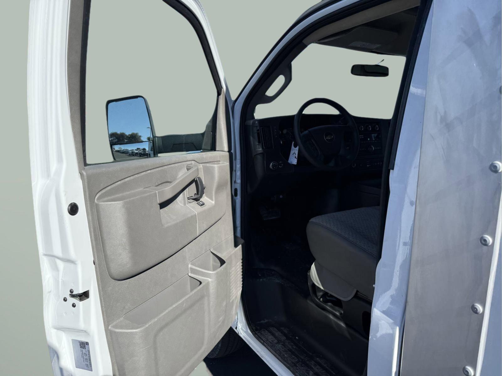 2024 Chevrolet Express Cutaway 3500 Vehicle Photo in GEORGETOWN, TX 78626-7508