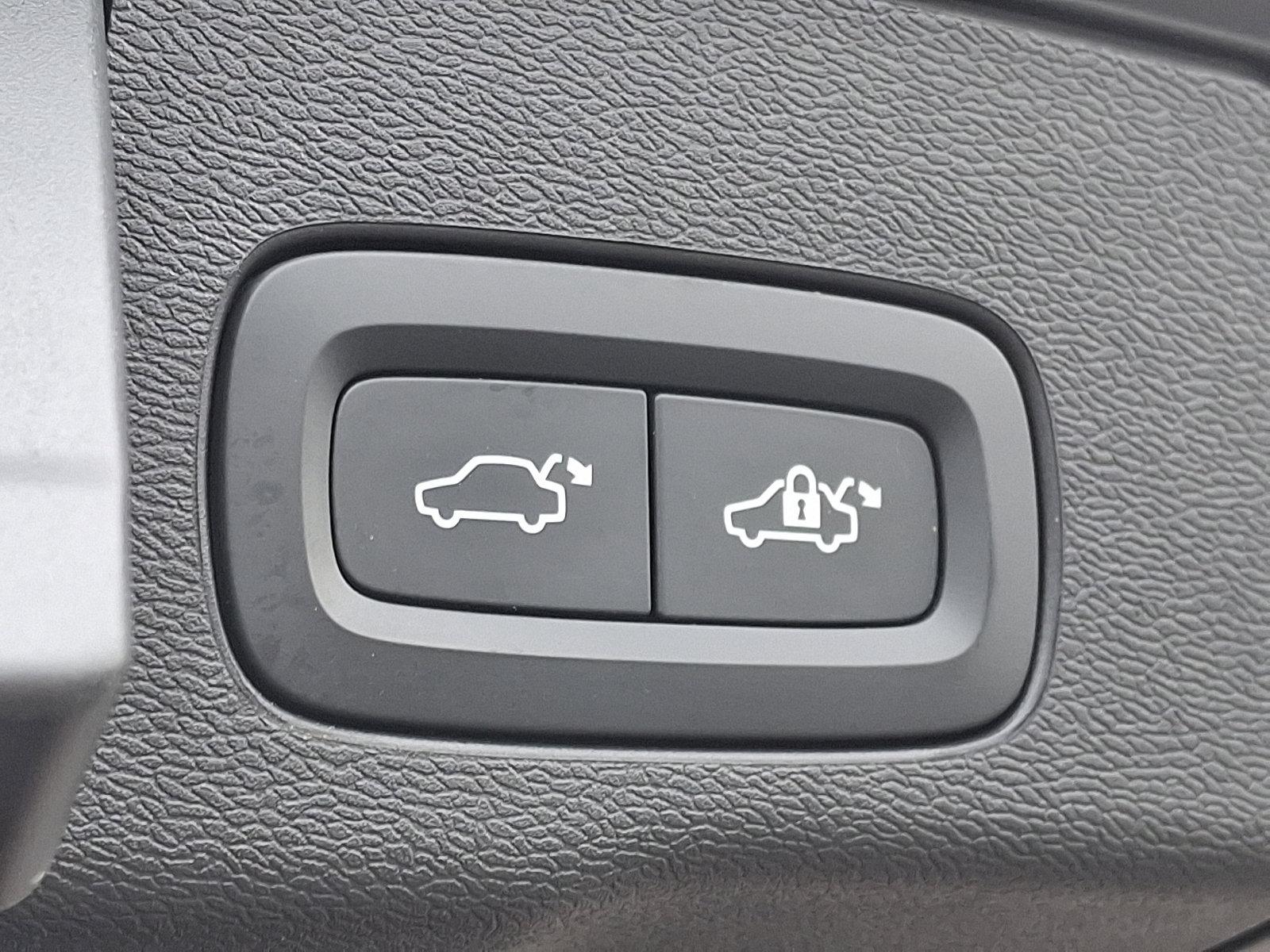 2022 Volvo XC60 Vehicle Photo in Trevose, PA 19053