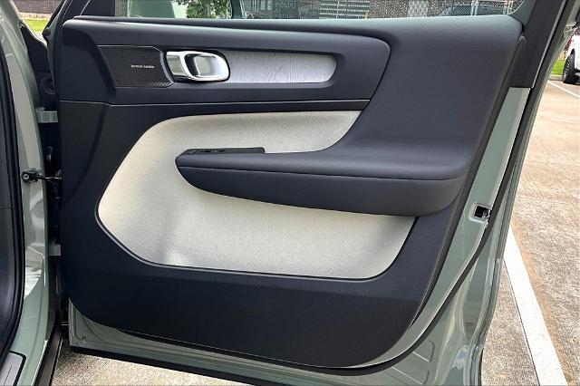 2025 Volvo XC40 Vehicle Photo in Houston, TX 77007