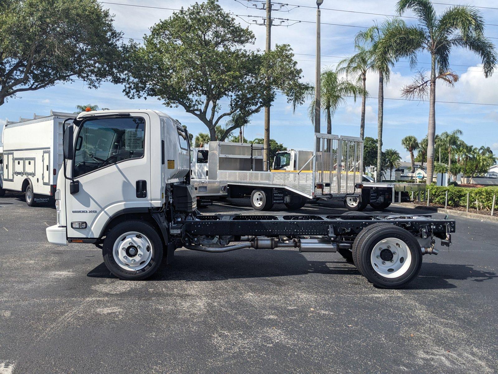 2024 Chevrolet Low Cab Forward 5500 XG Vehicle Photo in GREENACRES, FL 33463-3207