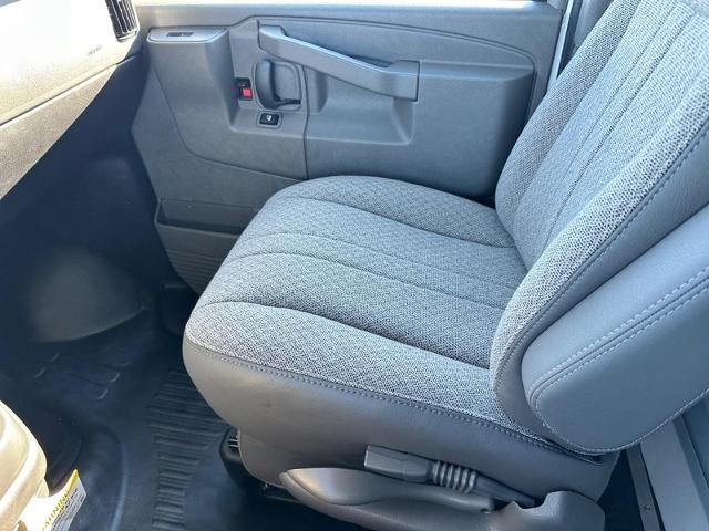 2024 GMC Savana Cutaway 3500 Vehicle Photo in COLUMBIA, MO 65203-3903