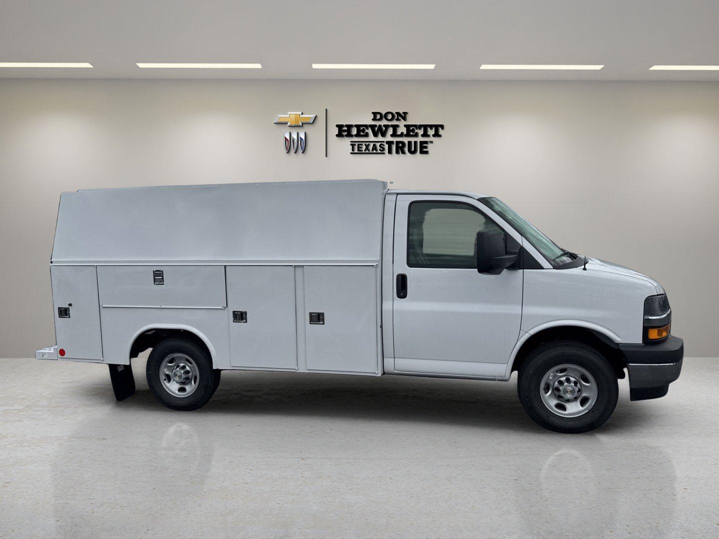 2025 Chevrolet Express Cutaway 3500 Vehicle Photo in GEORGETOWN, TX 78626-7508