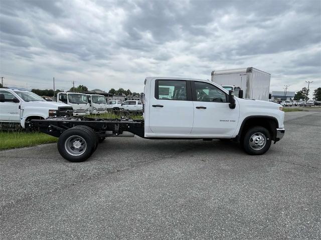 2024 Chevrolet Silverado 3500 HD Chassis Cab Vehicle Photo in ALCOA, TN 37701-3235