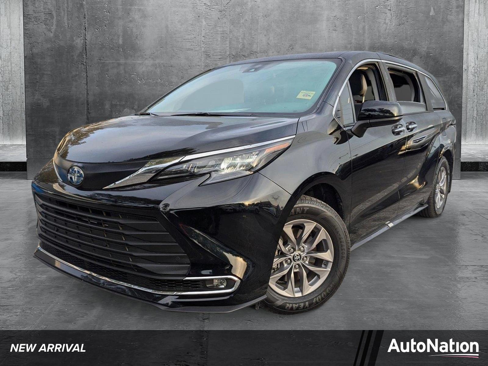2024 Toyota Sienna Vehicle Photo in MIAMI, FL 33134-2699