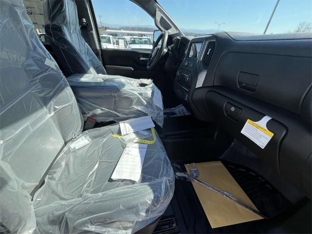2024 Chevrolet Silverado 3500 HD Chassis Cab Vehicle Photo in ALCOA, TN 37701-3235
