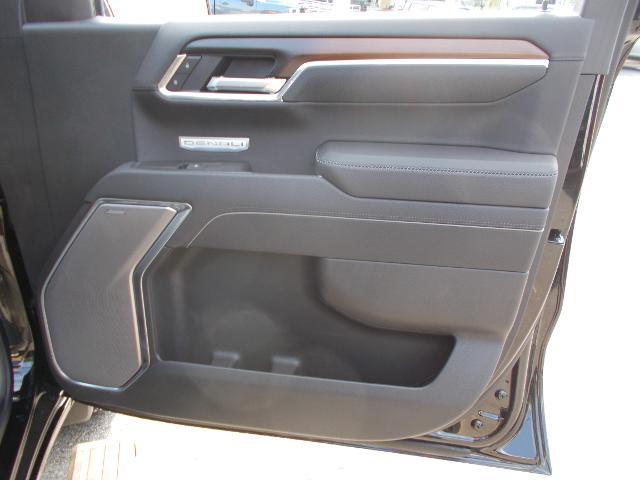 2025 GMC Sierra 1500 Vehicle Photo in LOWELL, MA 01852-4336