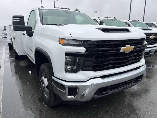 2024 Chevrolet Silverado 3500 HD Chassis Cab Vehicle Photo in ALCOA, TN 37701-3235