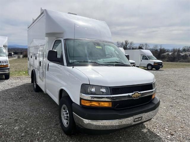 2025 Chevrolet Express Cutaway 3500 Vehicle Photo in ALCOA, TN 37701-3235