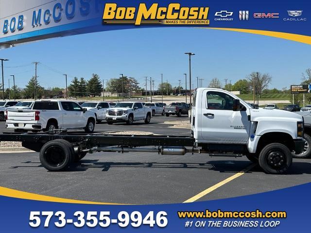 2023 Chevrolet Silverado 6500 HD Vehicle Photo in COLUMBIA, MO 65203-3903