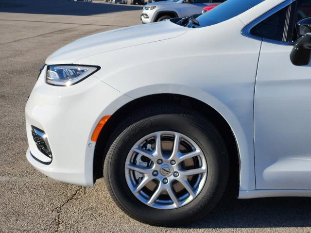 2025 Chrysler Pacifica Vehicle Photo in Ennis, TX 75119-5114