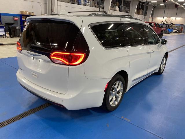 2017 Chrysler Pacifica Touring-L Plus photo 7