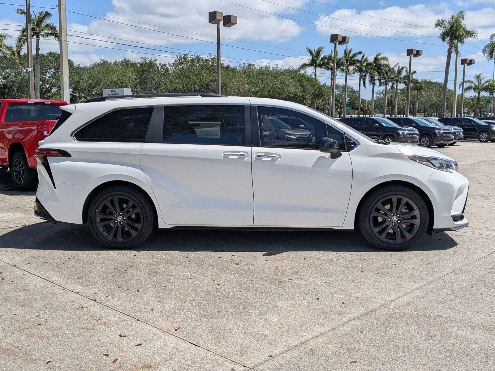 2022 Toyota Sienna Vehicle Photo in Pembroke Pines , FL 33084