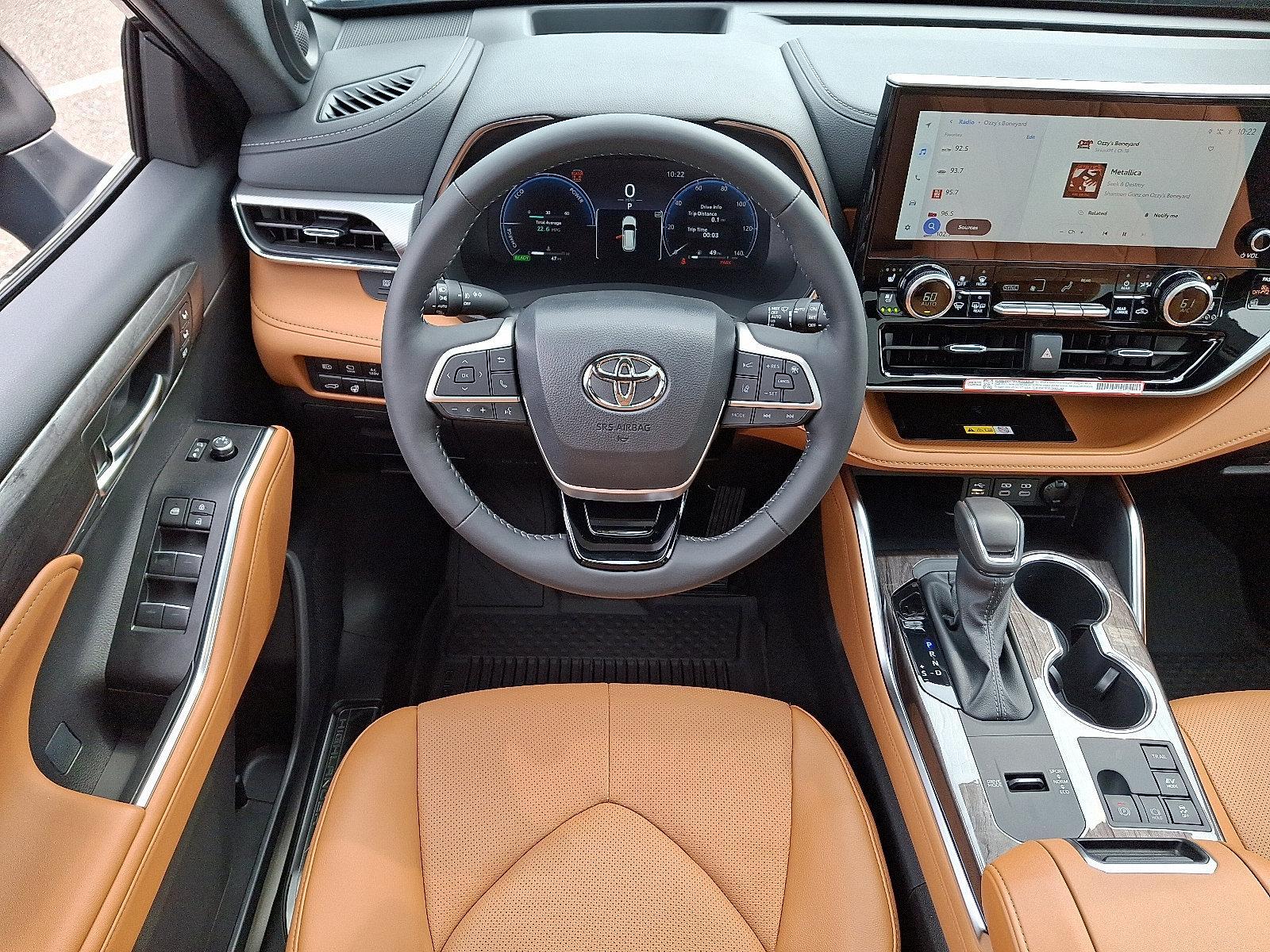 2025 Toyota Highlander Vehicle Photo in Trevose, PA 19053