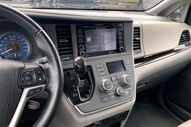 2020 Toyota Sienna Vehicle Photo in KANSAS CITY, MO 64114-4502