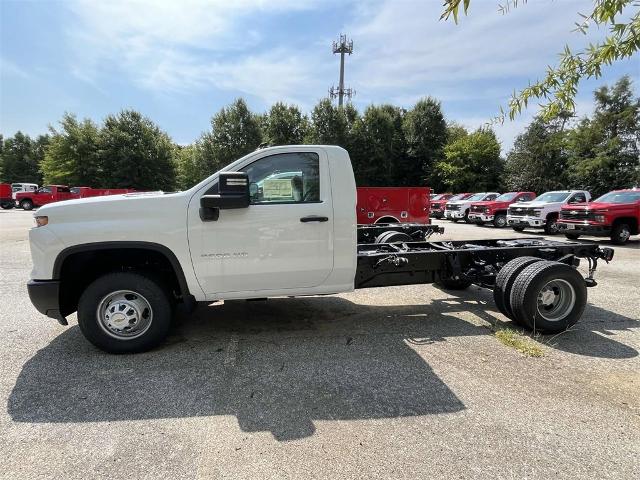 2024 Chevrolet Silverado 3500 HD Chassis Cab Vehicle Photo in ALCOA, TN 37701-3235