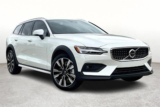 2025 Volvo V60 Cross Country Vehicle Photo in Houston, TX 77007