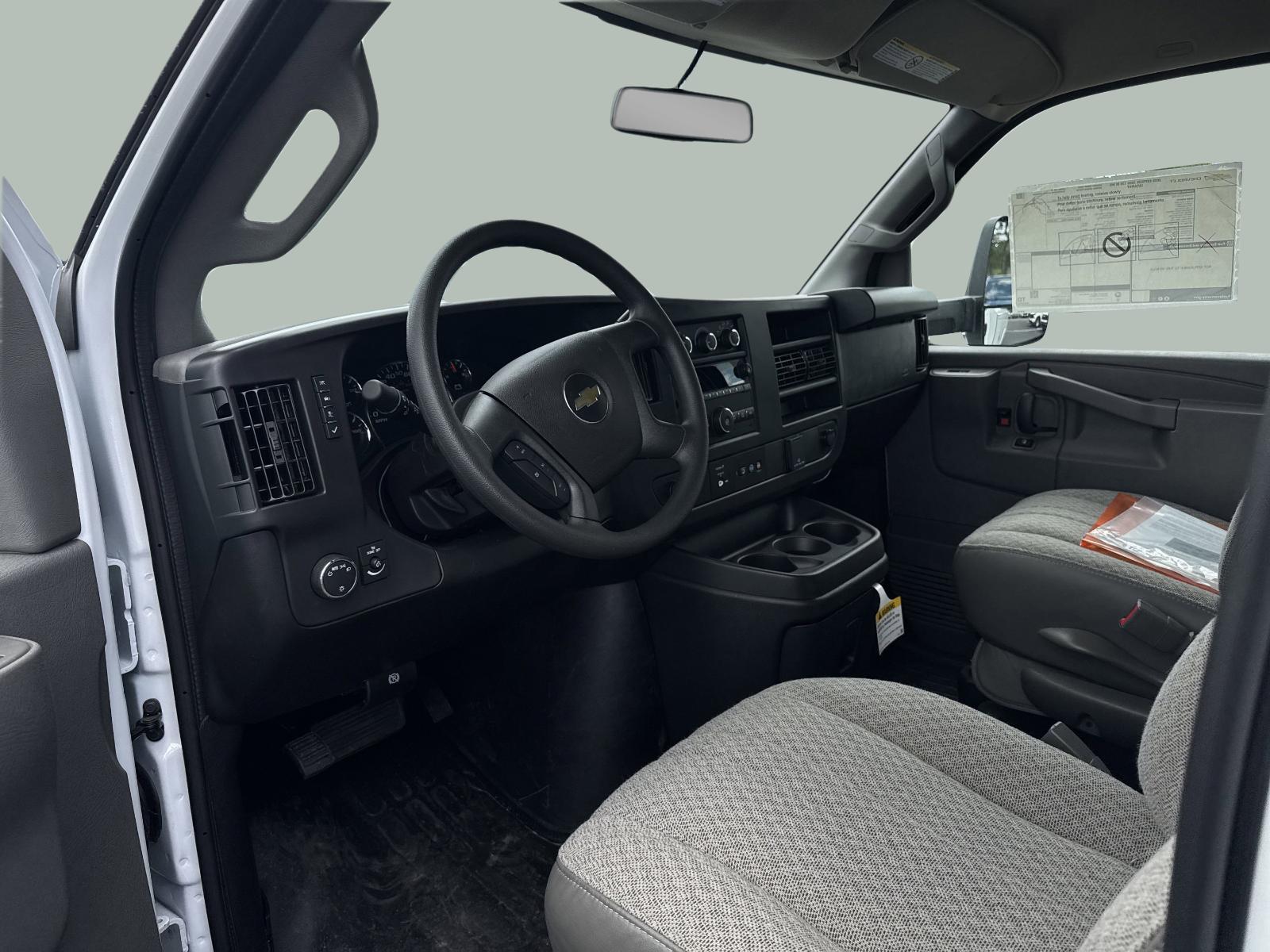 2025 Chevrolet Express Cutaway 3500 Vehicle Photo in GEORGETOWN, TX 78626-7508