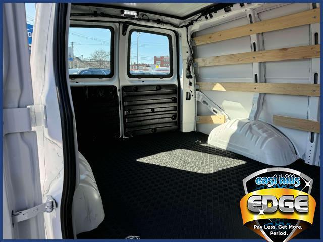 2022 GMC Savana Cargo Van Vehicle Photo in Roslyn, NY 11576