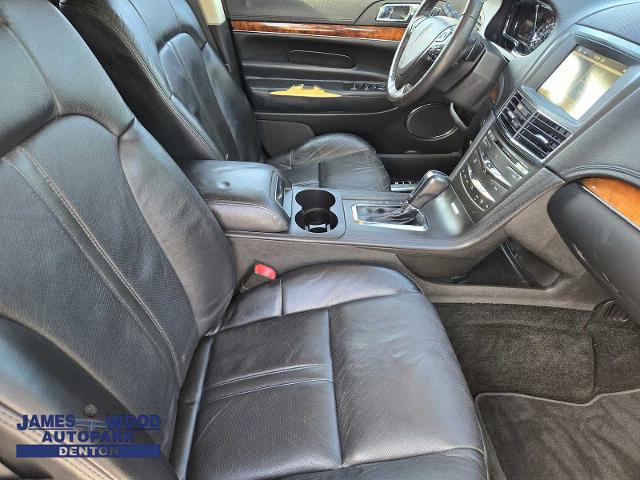 2017 Lincoln MKT Vehicle Photo in DENTON, TX 76210-9321