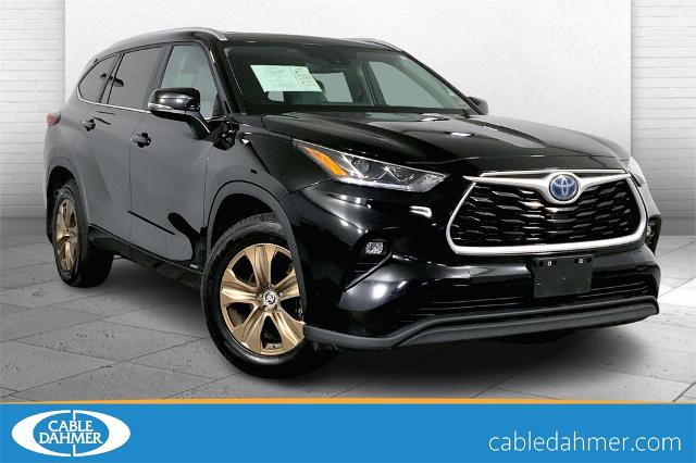 2023 Toyota Highlander Vehicle Photo in Lees Summit, MO 64086